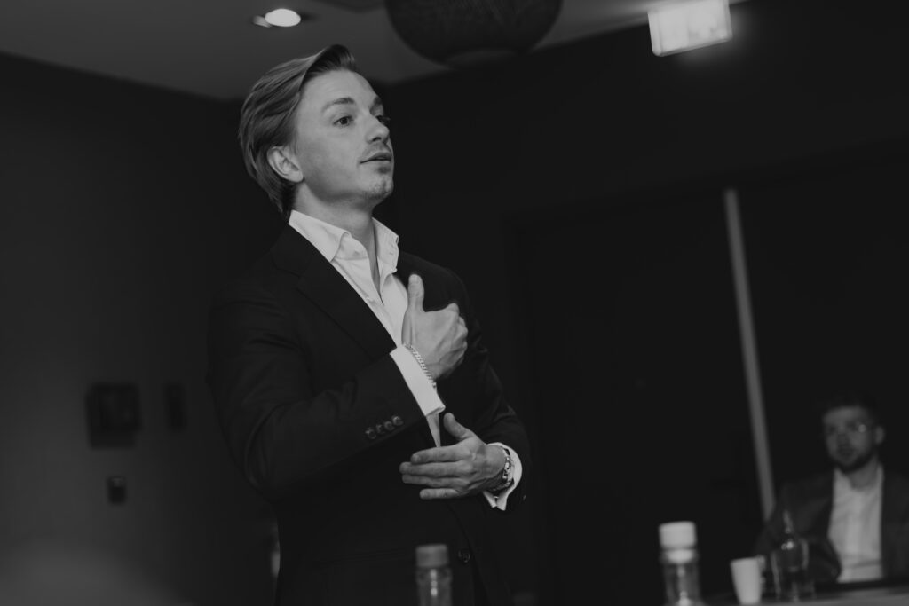 Founder van GR Solutions, Gilles Ryde tijdens een meeting